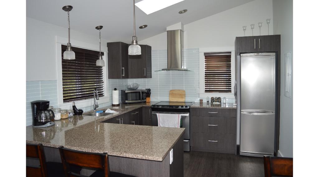 Pair-A-Dice Cottage Port Renfrew Room photo