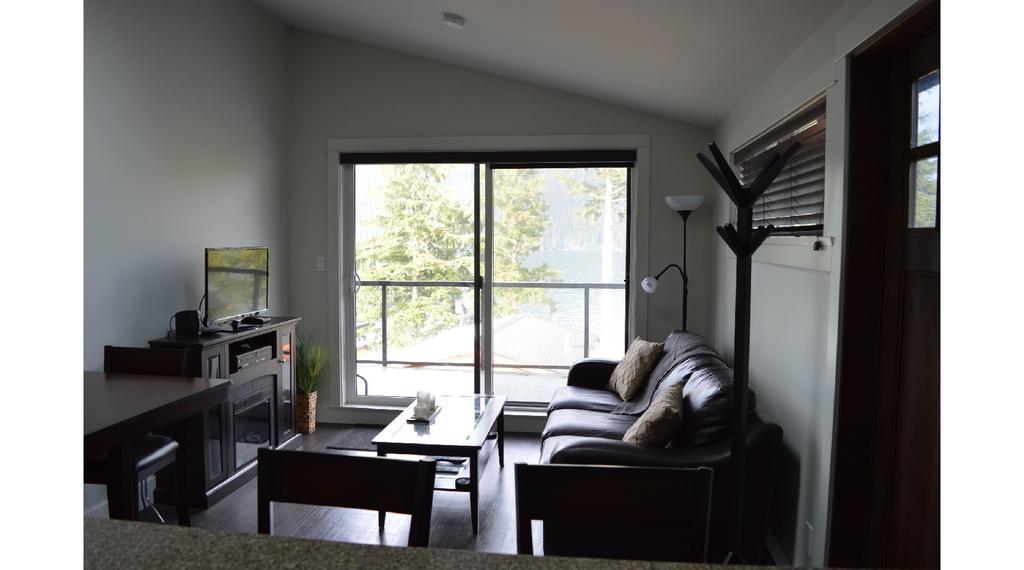 Pair-A-Dice Cottage Port Renfrew Room photo