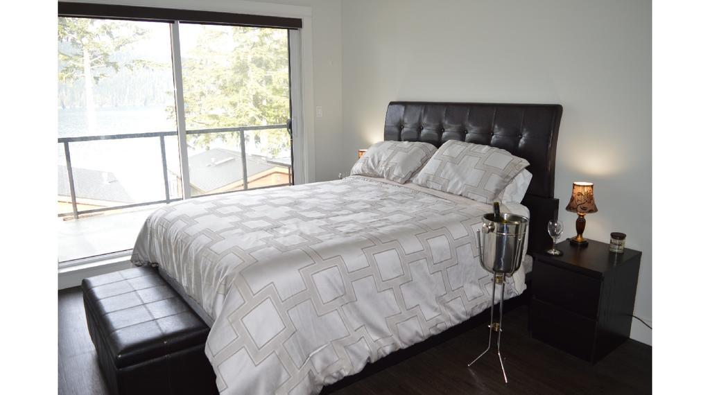 Pair-A-Dice Cottage Port Renfrew Room photo